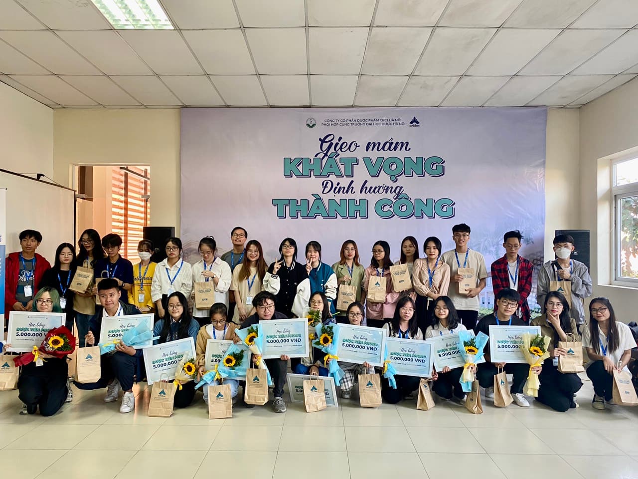 Trường Đại Học Dược Hà Nội tổ chức chương trình " Gieo mầm khát vọng - Định hướng thành công" dành riêng cho các bạn tân sinh viên