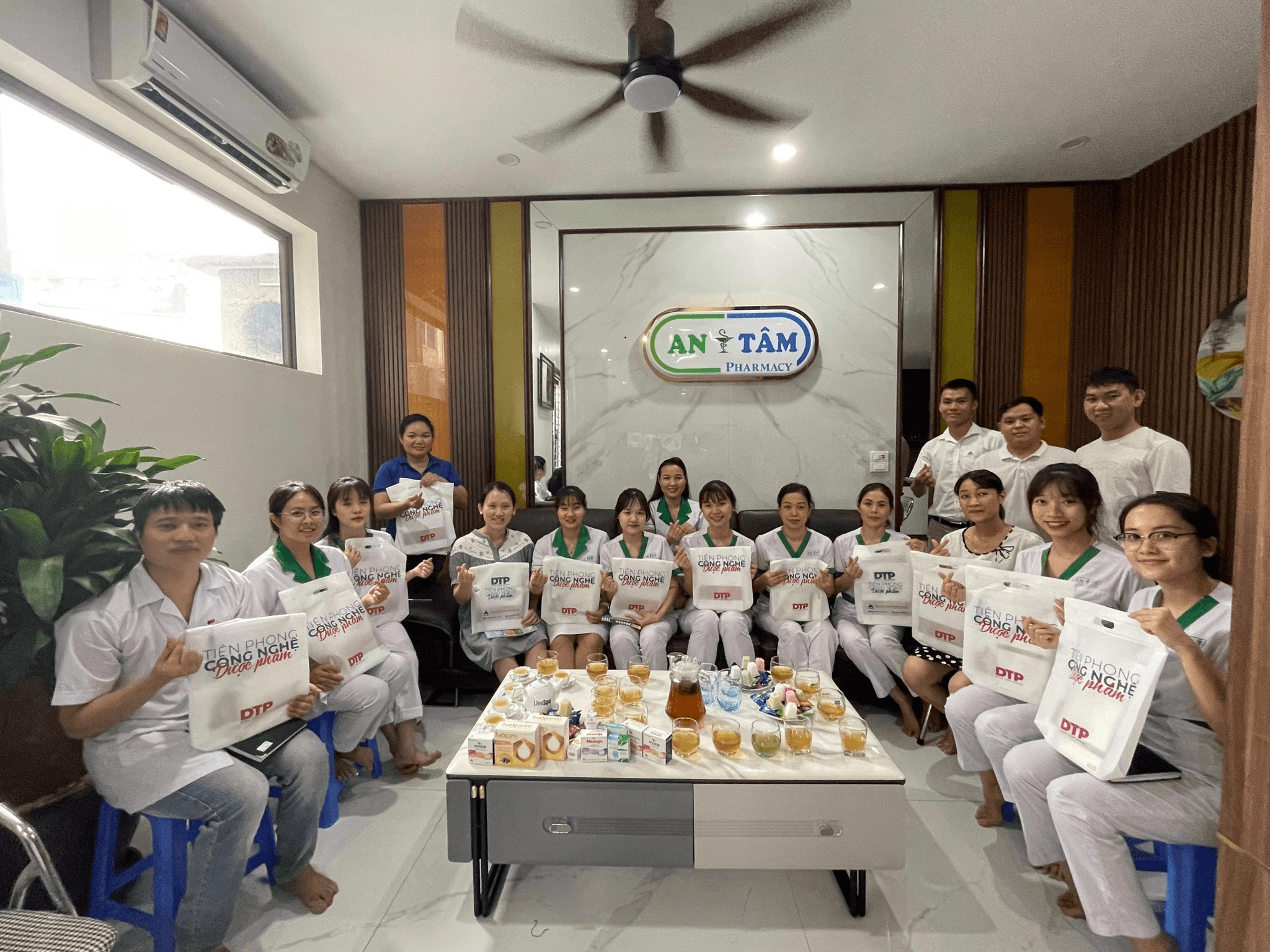 CPC1 HÀ NỘI TỔ CHỨC BUỔI CHIA SẺ VỀ KIẾN THỨC NHÃN KHOA TẠI CHUỖI NHÀ THUỐC AN TÂM