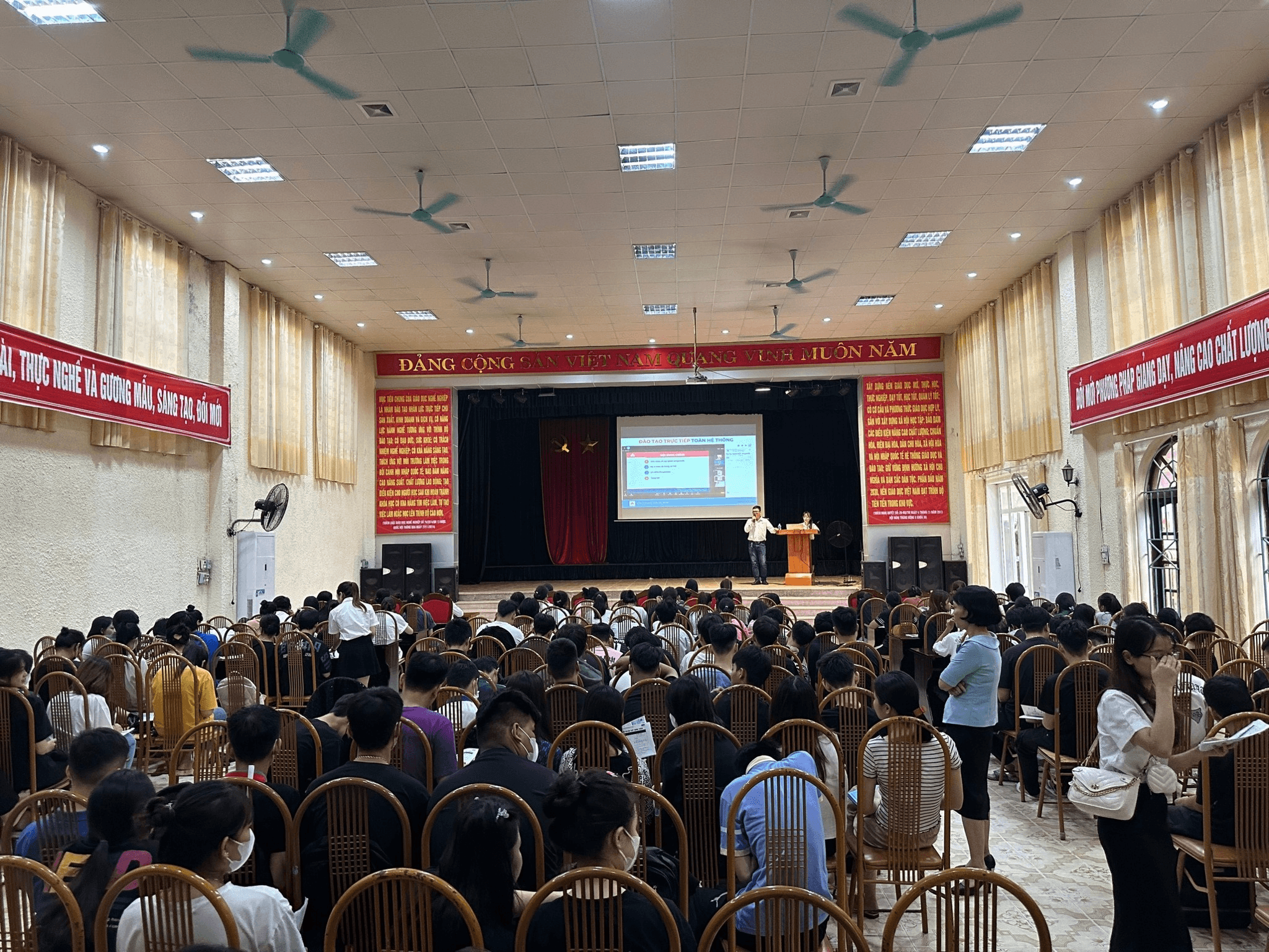 CPC1 HÀ NỘI THAM GIA CHIA SẺ NGHỀ TRÌNH DƯỢC TẠI TRƯỜNG TRUNG CẤP Y TẾ HÒA BÌNH
