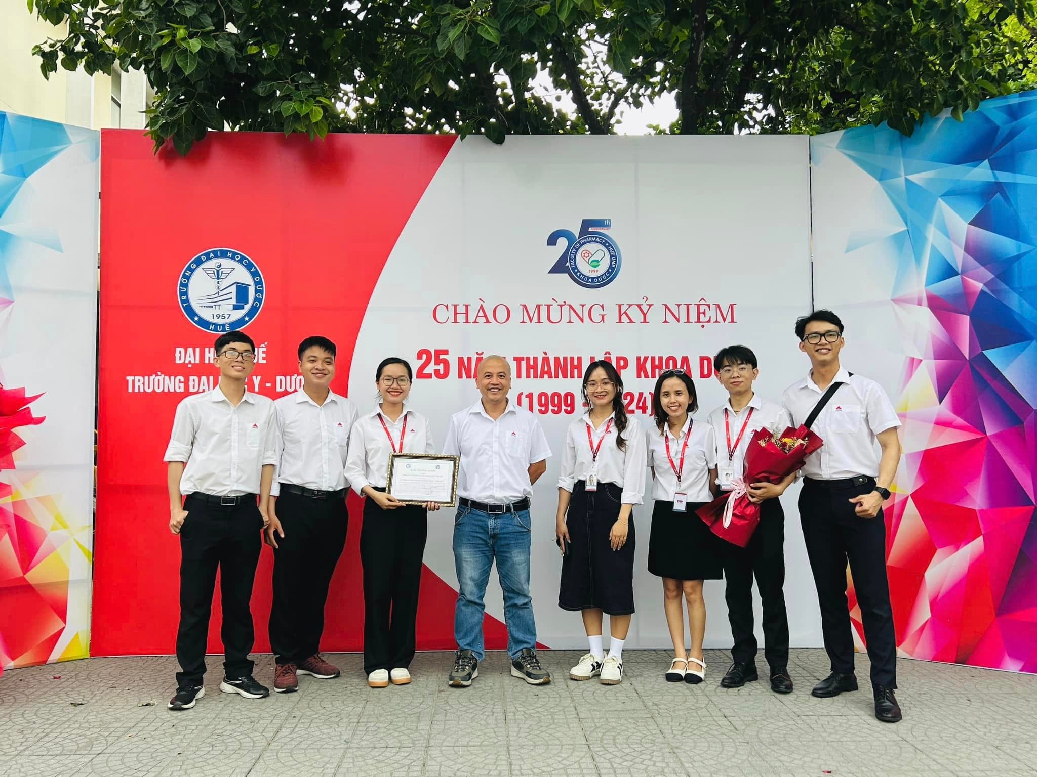 CỰU SINH VIÊN MANG MÀU ÁO CPC1 HÀ NỘI QUY TỤ TẠI LỄ KỶ NIỆM 25 NĂM THÀNH LẬP KHOA DƯỢC - TRƯỜNG ĐẠI HỌC Y - DƯỢC, ĐẠI HỌC HUẾ