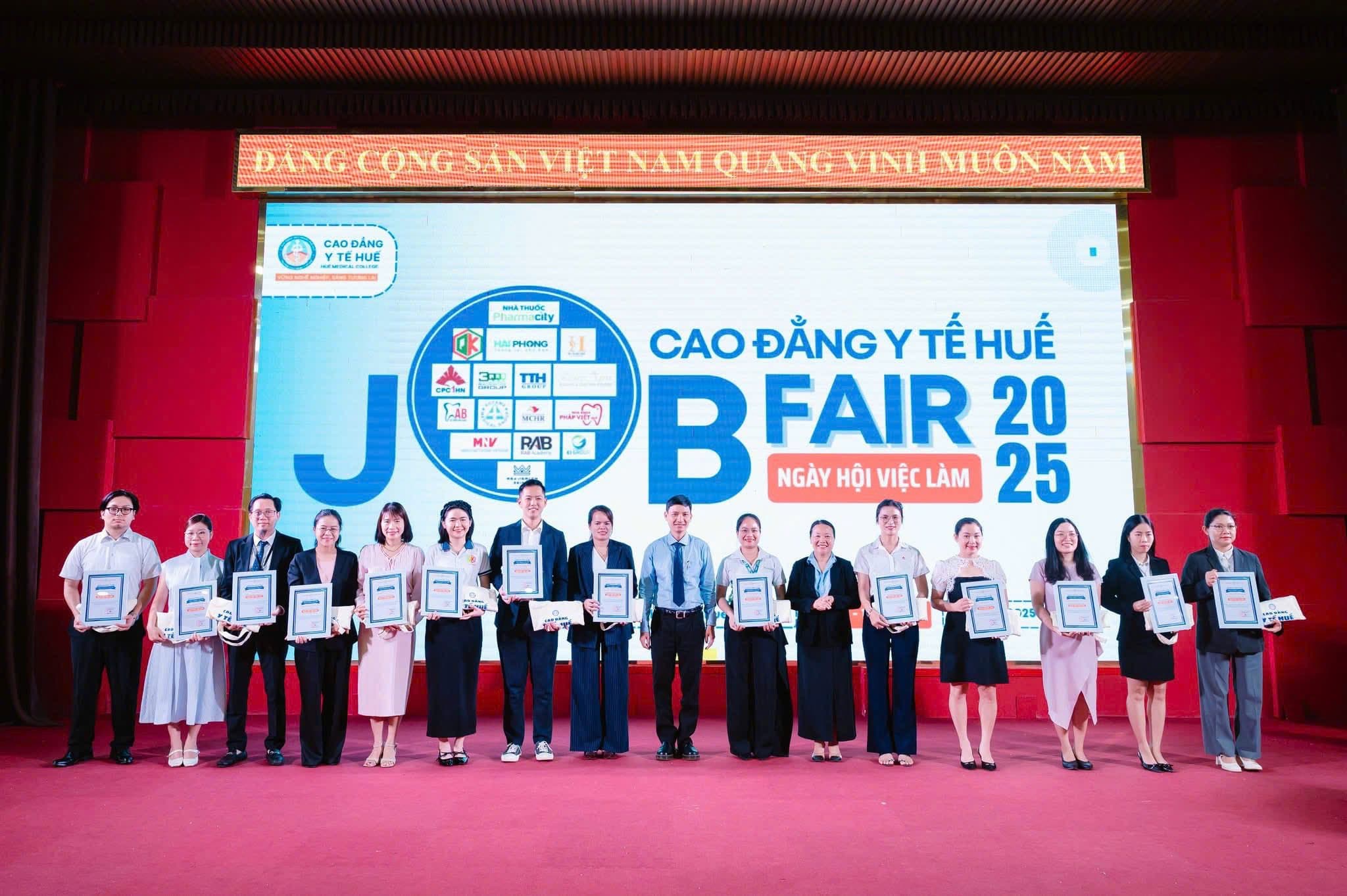 CPC1 HÀ NỘI ĐỒNG HÀNH CÙNG NGÀY HỘI VIỆC LÀM & HỘI THẢO HƯỚNG NGHIỆP TẠI TRƯỜNG CAO ĐẲNG Y TẾ HUẾ